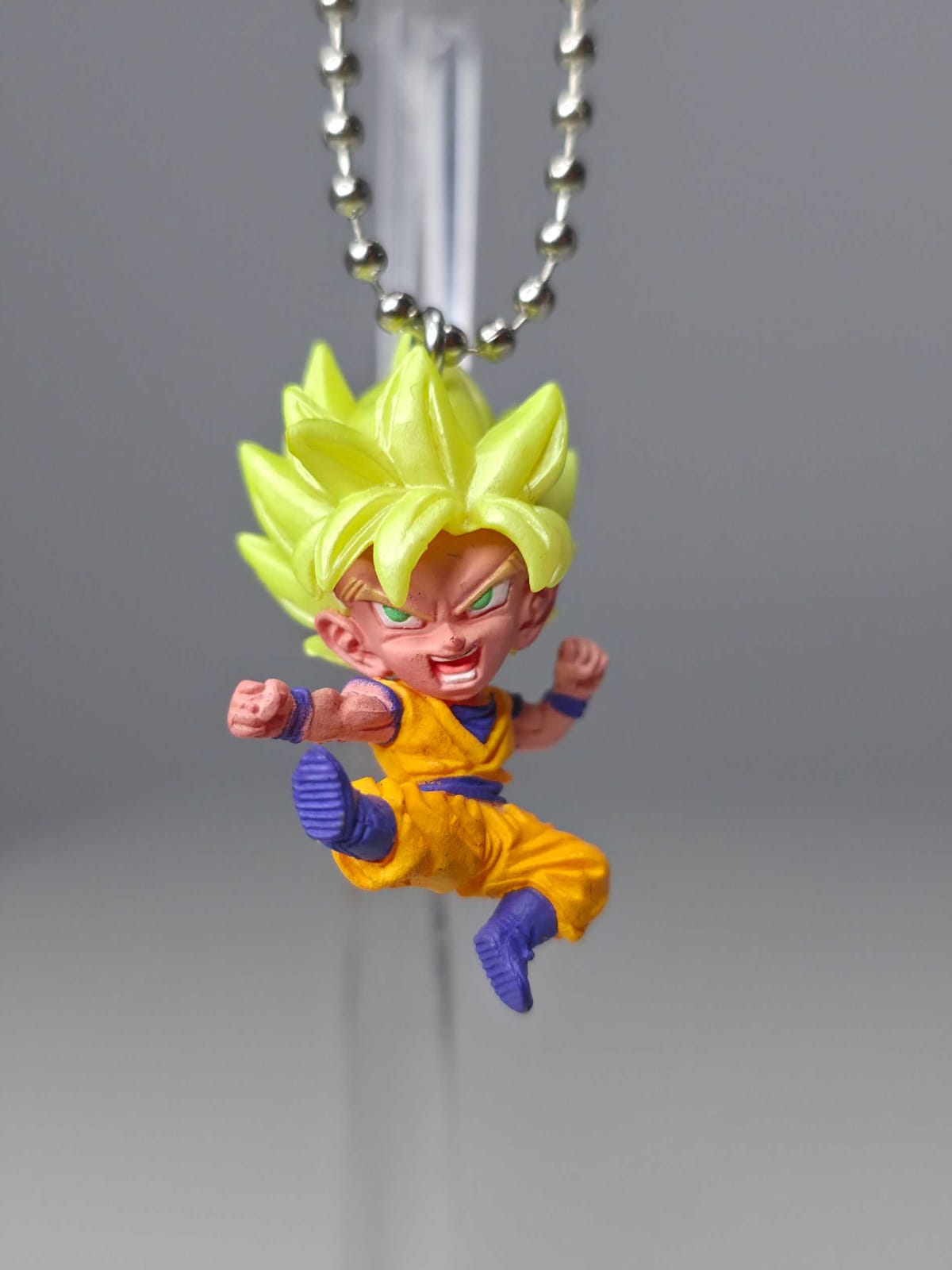 Goku Ssj realizando una patada