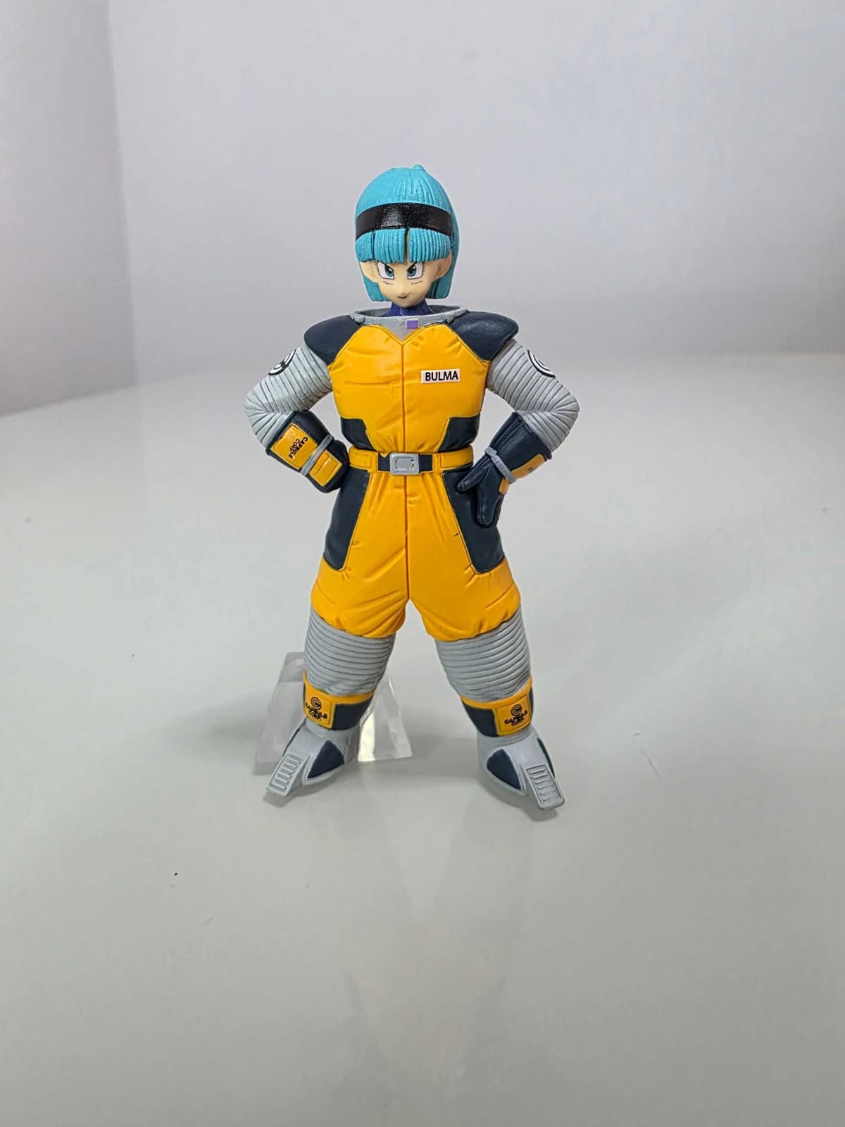 Bulma con traje espacial