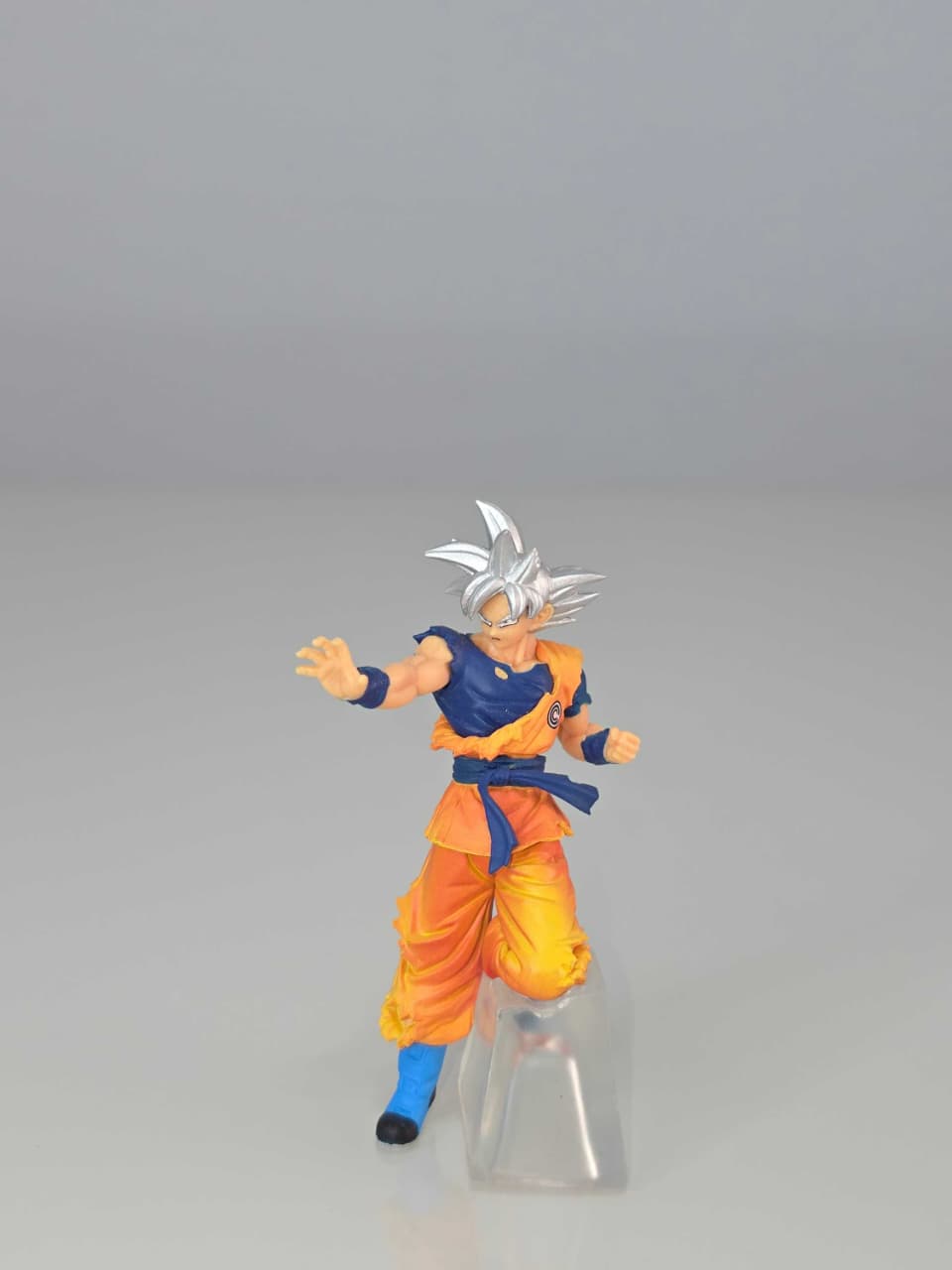 Goku Ultra Instinto (brazo estirado)