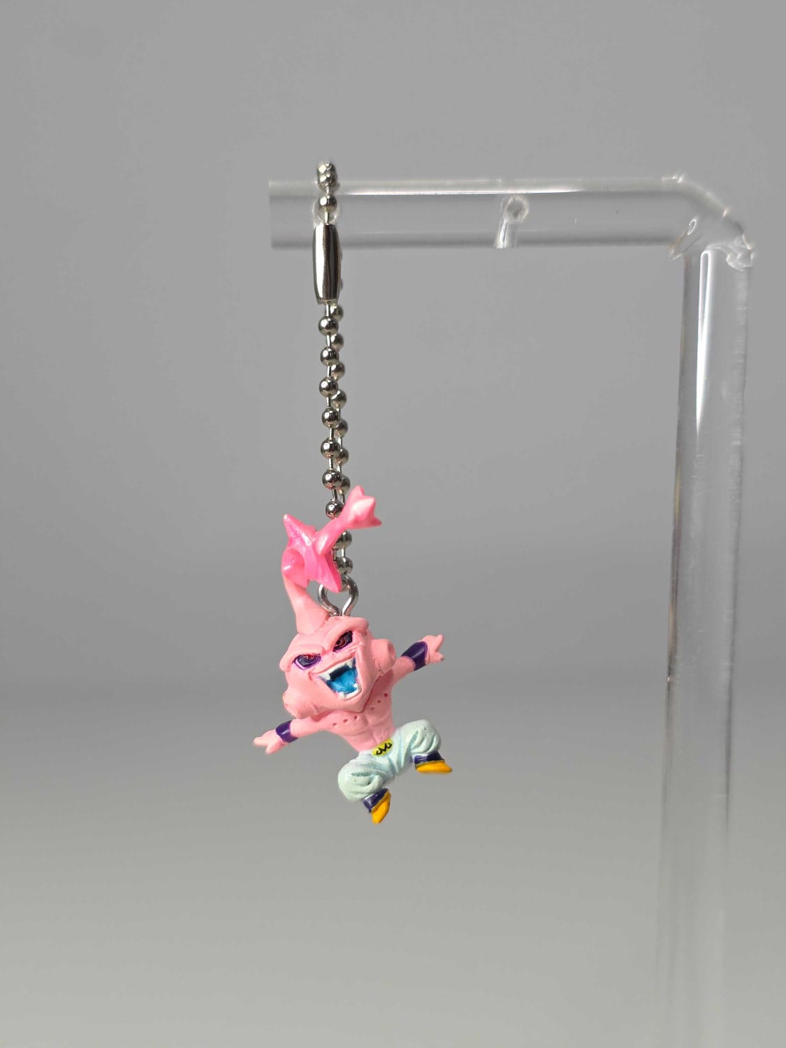 Kid Buu lanzando poder desde su cabeza