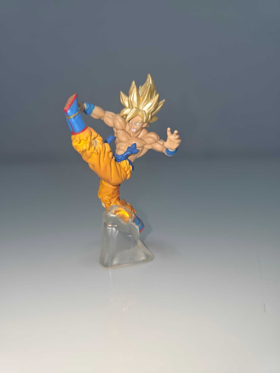 Goku Super Saiyajin (Patada)