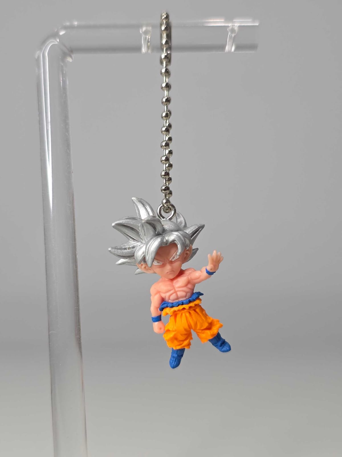 Goku Ultra Instinto con cabello plateado