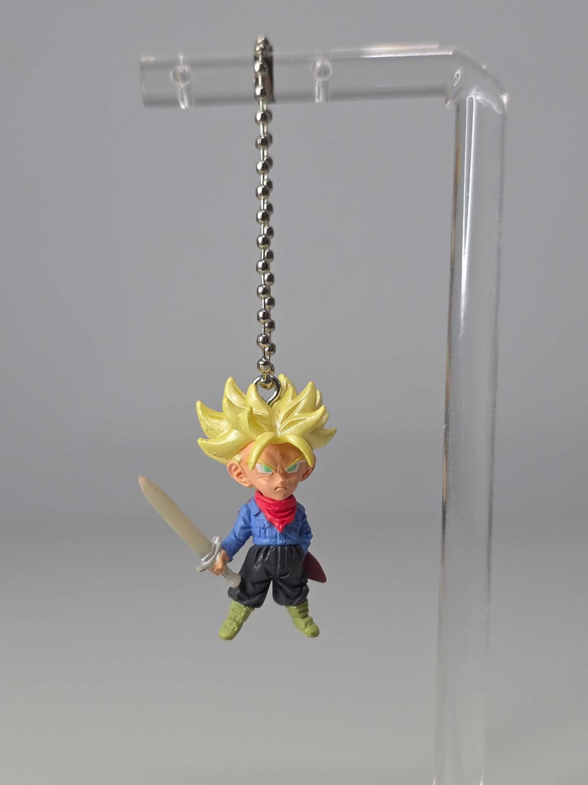 Trunks del futuro Super Saiyajin con espada