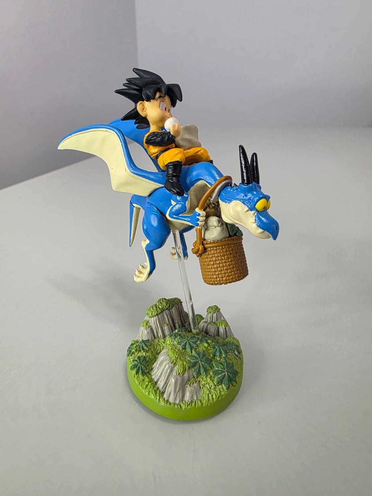 Goku montando un dinosaurio