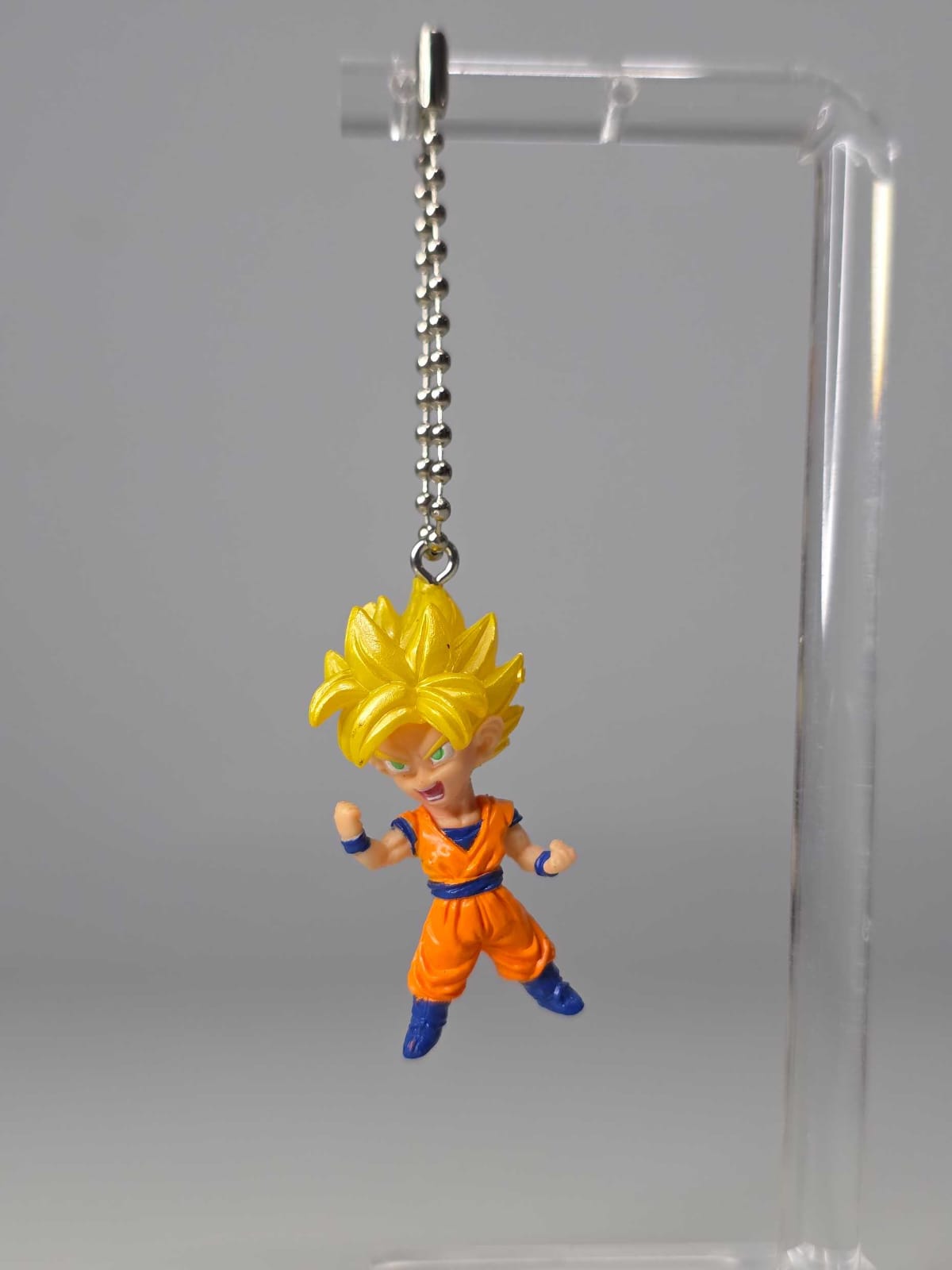 Goku Super Saiyajin con puño cerrado