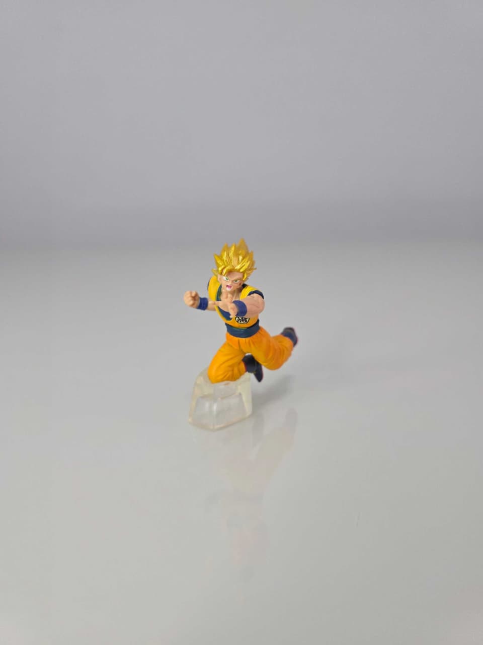 Goku Super Saiyan - Realizando ataque