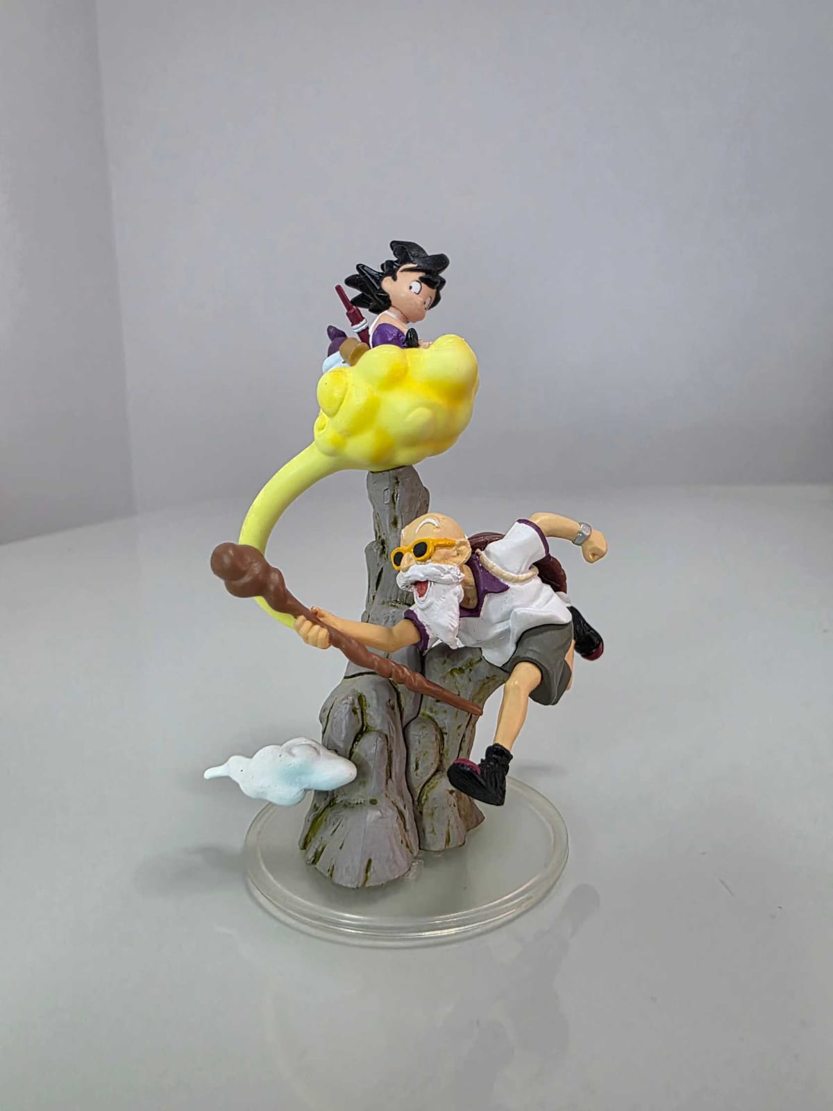 Maestro Roshi y Goku en nube voladora