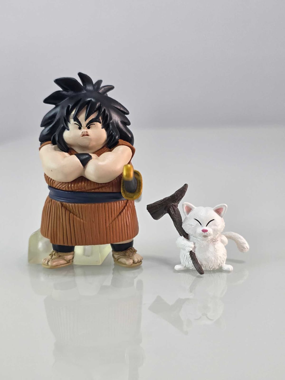 Yajirobe junto a Karin