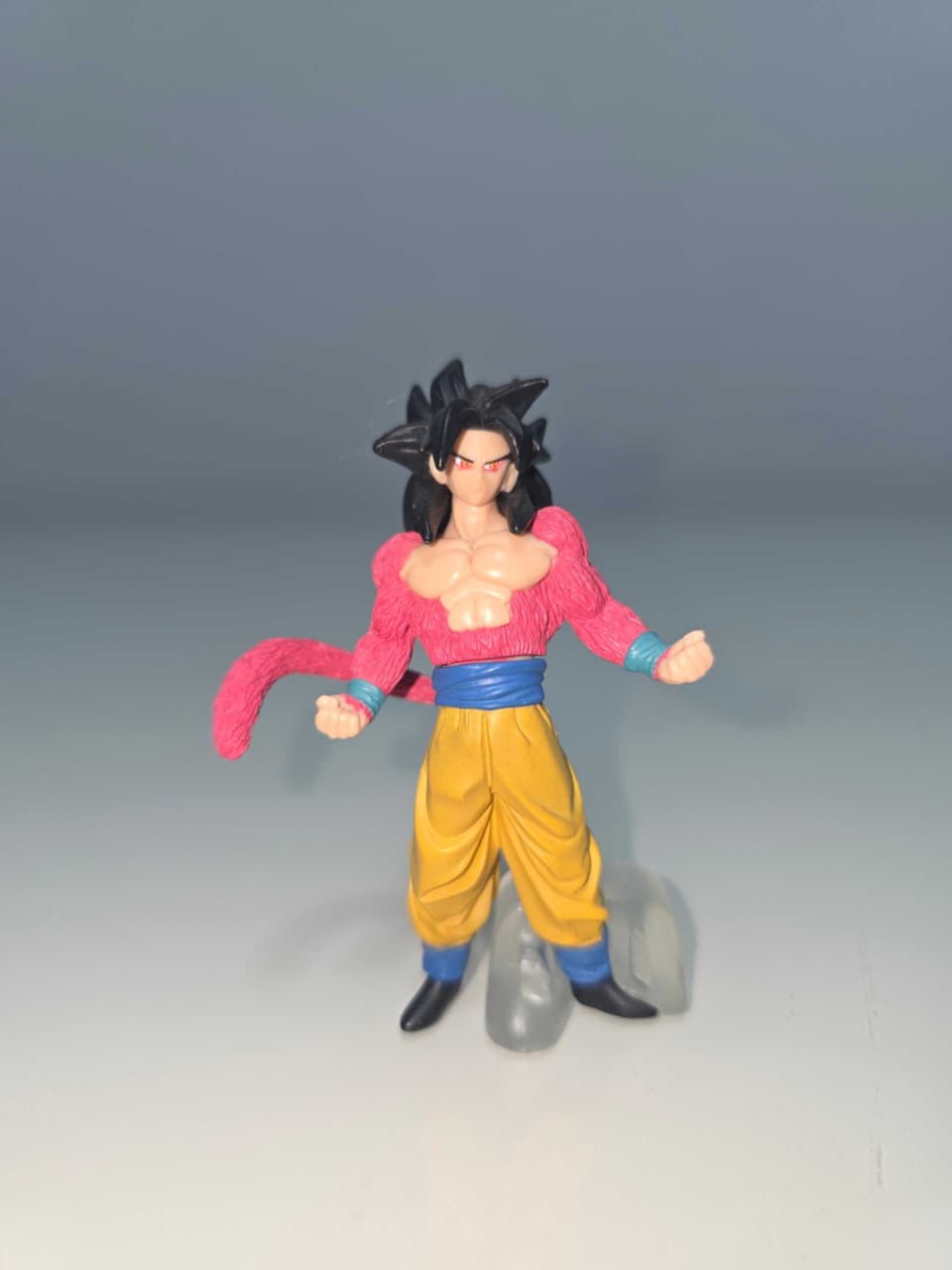 Goku Super Saiyajin 4