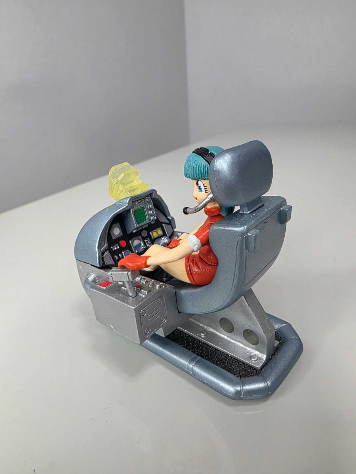 Bulma conduciendo nave