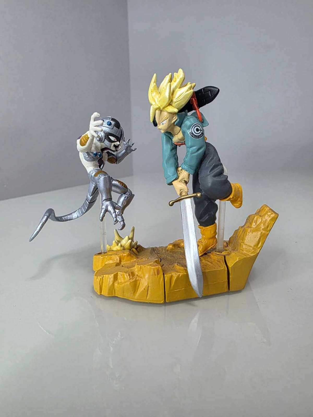 Trunks cortando a Mecha Freezer