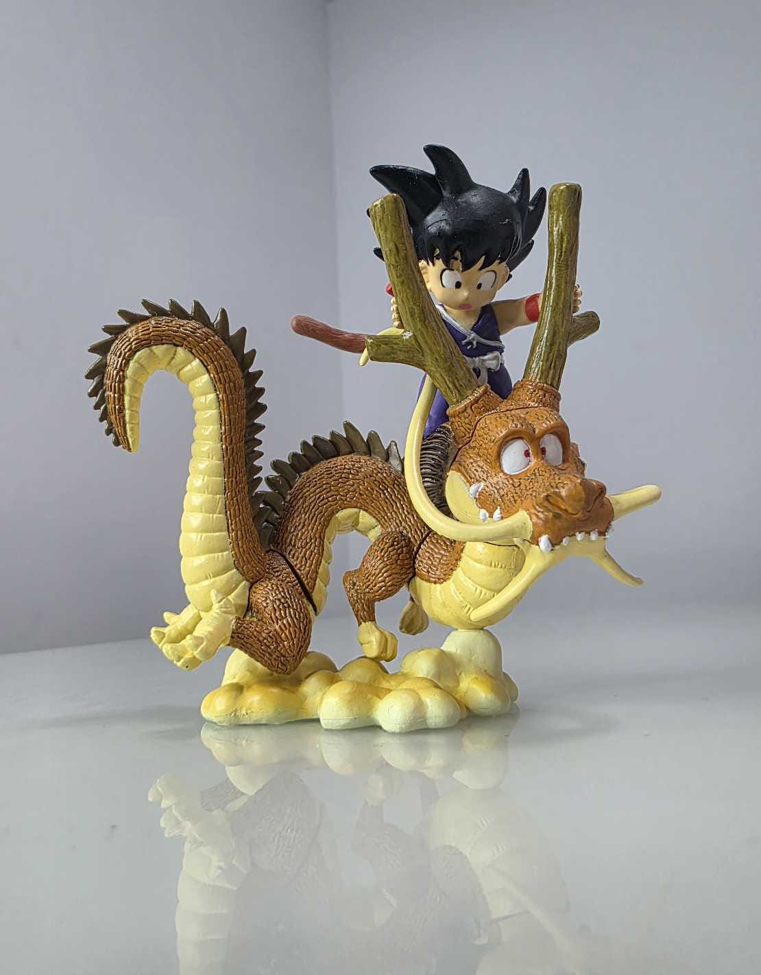 Goku montando a Shenlong