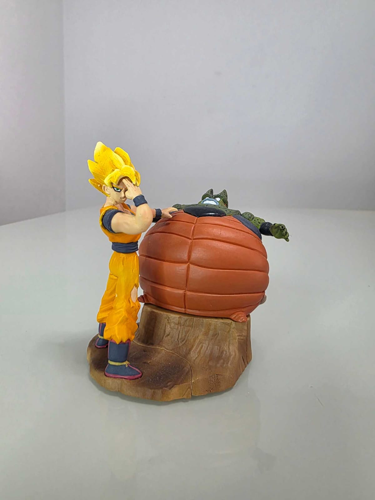 Goku Super Saiyajin y Cell bomba