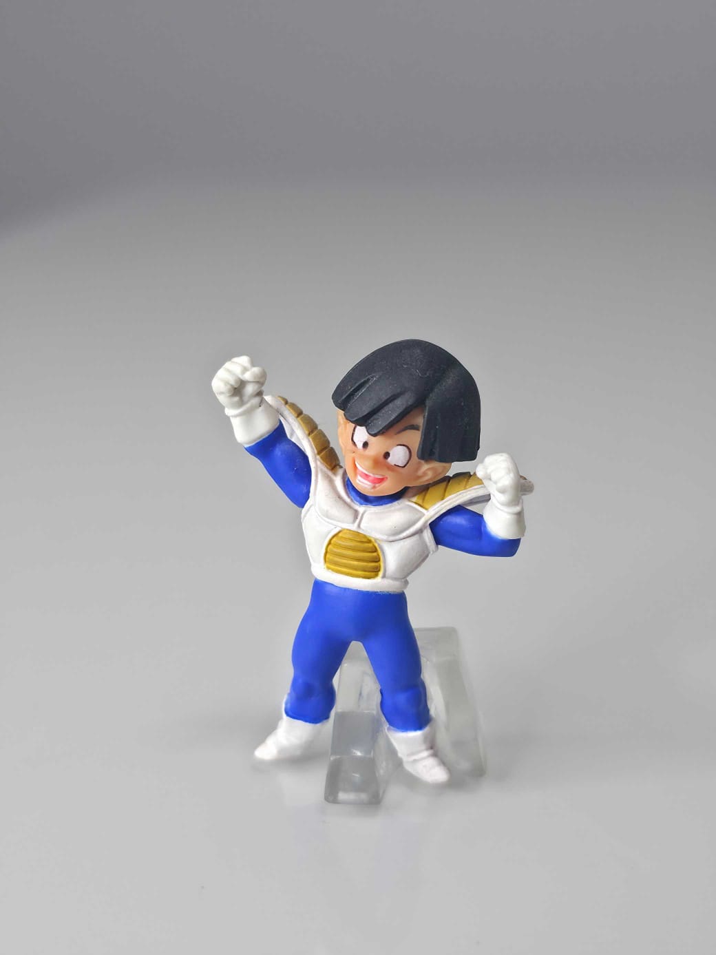 Gohan niño con traje Saiyajin