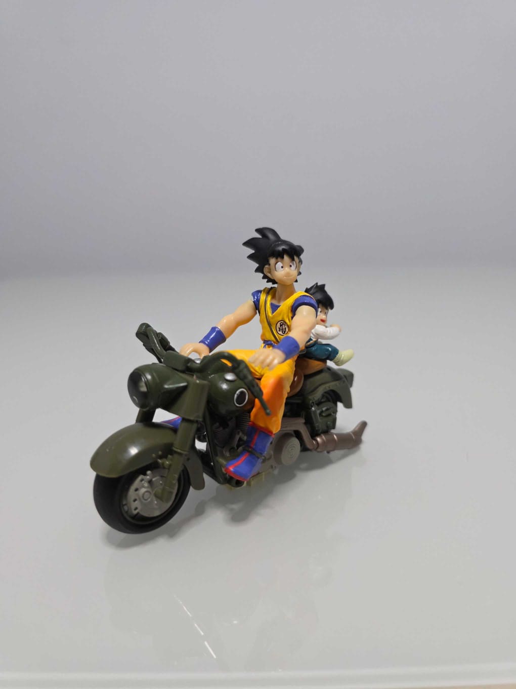 Goku y Gohan en moto militar - Mecha Collection