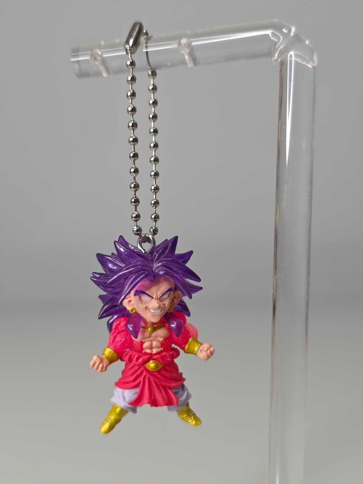 Broly Super Saiyajin 4 con cabello púrpura